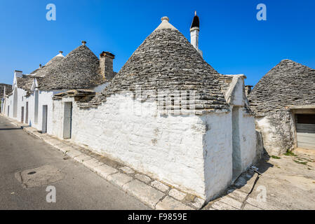 Alberobello, Italia, Puglia. Trulli unica case con tetti conici di un tradizionale pugliese di pietre a secco capanna con un tetto conico. Foto Stock