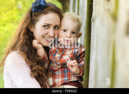 Felice giovane madre divertendosi con suo figlio nella Natura Foto Stock