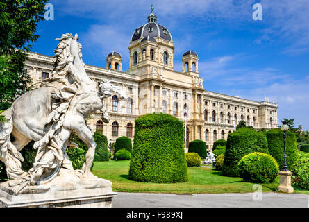 Vienna, Austria. Bellissima vista del famoso Naturhistorisches Museum (Museo di Storia Naturale) con parco Maria-Theresien-Platz. Foto Stock