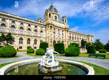 Vienna, Austria. Bellissima vista del famoso Naturhistorisches Museum (Museo di Storia Naturale) con parco Maria-Theresien-Platz. Foto Stock