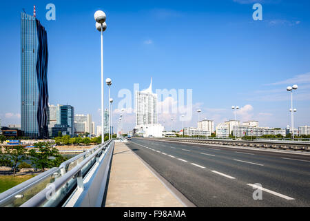 Danube City Vienna con Reichsbruecke Impero (ponte) e il nuovissimo DC-Torre grattacielo più alto in Austria. Foto Stock