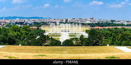 Austria. Palazzo di Schonbrunn a Vienna. Si tratta di un ex imperial 1,441-camera Rococo residenza estiva nella moderna Wien. Foto Stock