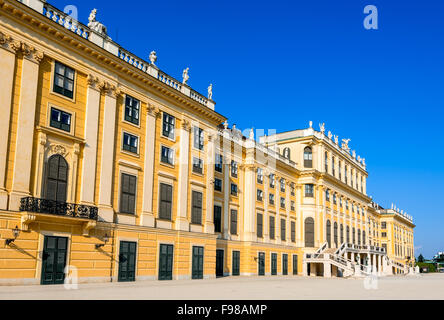 Austria. Palazzo di Schonbrunn a Vienna. Si tratta di un ex imperial 1,441-camera Rococo residenza estiva nella moderna Wien. Foto Stock