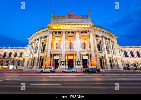 Vienna, Austria. Il Burgtheater (Imperial Court Theatre) è la nazionale austriaca e il teatro di una delle più importanti in tedesco. Foto Stock