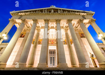 Vienna, Austria. Vista panoramica del parlamento austriaco edificio con la famosa fontana di Pallade Atena e ingresso principale in Wien. Foto Stock