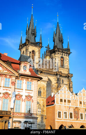 Praga, Repubblica Ceca. Uno di Stare Mesto simboli, la Chiesa di Nostra Signora di Tyn, con facciata gotica e 80 metri torri, Boemia. Foto Stock