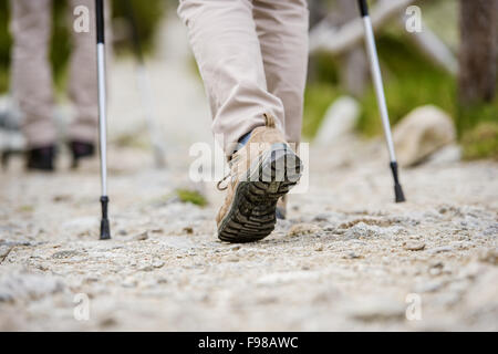 Close-up di gambe di coppia senior di escursioni presso le belle montagne Foto Stock