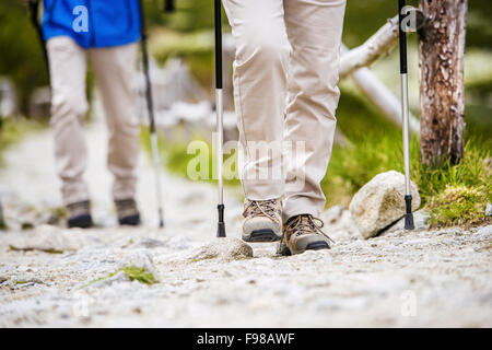 Close-up di gambe di coppia senior di escursioni presso le belle montagne Foto Stock