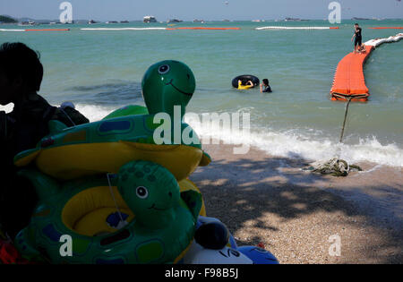 Una safe area nuoto è segnato da galleggianti collegati / boe sulla spiaggia di Pattaya Thailandia per proteggere i bagnanti dal jet skis etc Foto Stock