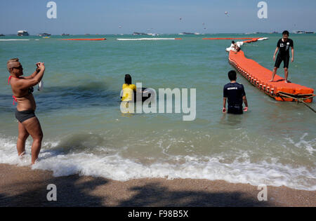 Una safe area nuoto è segnato da galleggianti collegati / boe sulla spiaggia di Pattaya Thailandia per proteggere i bagnanti dal jet skis etc Foto Stock