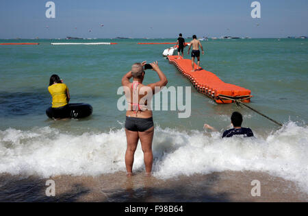 Una safe area nuoto è segnato da galleggianti collegati / boe sulla spiaggia di Pattaya Thailandia per proteggere i bagnanti dal jet skis etc Foto Stock
