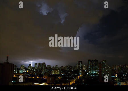 San Paolo, Brasile. 14 dicembre 2015. Durante la notte di questo lunedì si vede un fulmine nel centro di Sao Paulo. Credit: Andre M. Chang/Alamy Live News Foto Stock