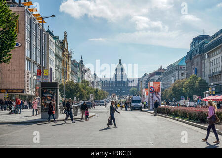 Visualizza in basso Vaclavske Street a Piazza San Venceslao a Praga Foto Stock