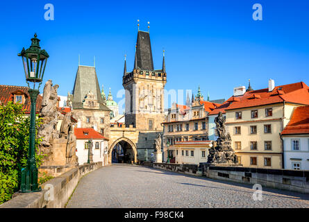 Praga, Repubblica Ceca. Il Ponte Carlo con la sua statuetta, Lesser Town Tower Bridge e la Torre del Ponte Giuditta. Foto Stock