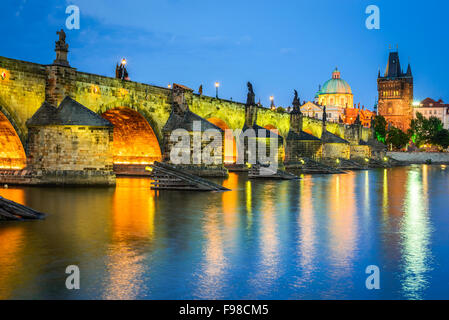 Praga, Repubblica Ceca. Il Ponte Carlo e il quartiere di Mala Strana torri, con il Castello di Praga (hrad) in sfondo immagine crepuscolo di Boemia Foto Stock