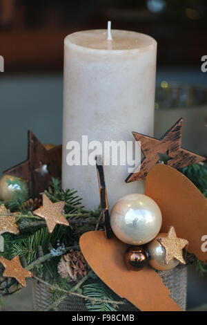 Christmas candle con decorazione Foto Stock