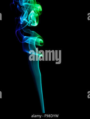 Al fumo di un Incenso stick, sfondo nero Foto Stock