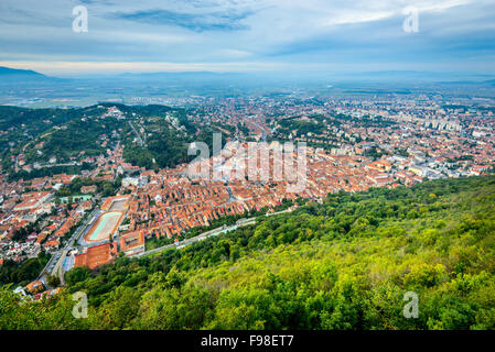 Brasov, Romania. Vista aerea della città vecchia da Tampa montagne, punto di riferimento della Transilvania. Foto Stock