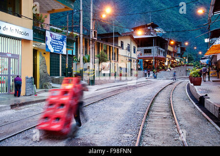 Scena di strada in Aguas Calientes, Perù. Foto Stock