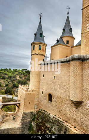 Segovia, Spagna. Il famoso Alcazar of Segovia, salendo su uno sperone roccioso, costruito nel 1120. Castilla y Leon. Foto Stock