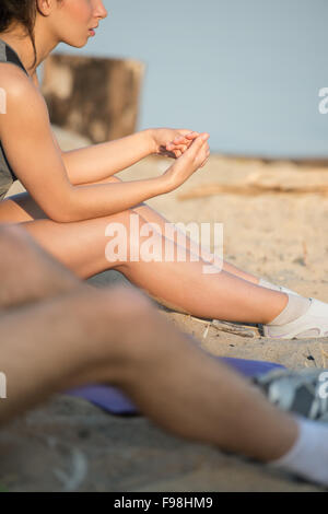 Ritratto di un irriconoscibile matura in appoggio dopo aver eseguito all'aperto Foto Stock