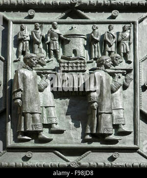 Dettaglio della porta della Cattedrale di San Vito a Praga Foto Stock