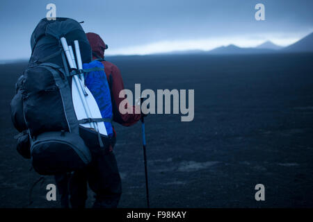 Escursionista camminano attraverso altopiani centrali in Islanda Foto Stock