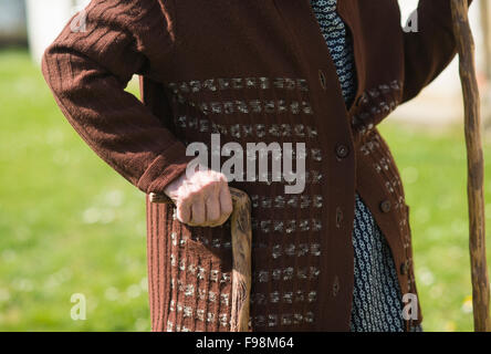 Dettaglio di molto vecchia donna di mani bastone da passeggio Foto Stock