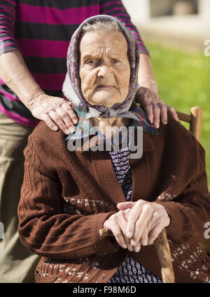 Senior donna con la figlia di prendersi cura di lei Foto Stock