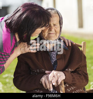 Senior donna con la figlia di prendersi cura di lei Foto Stock