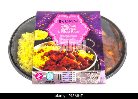 Indian Jalfrazi curry con riso pilaf su sfondo bianco con tutti i loghi e i marchi rimosso Foto Stock