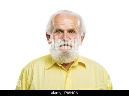 Ritratto di vecchio uomo barbuto, ponendo in studio su sfondo bianco Foto Stock