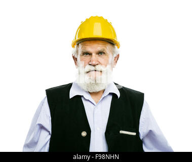 Senior lavoratore manuale con casco giallo isolato su sfondo bianco Foto Stock