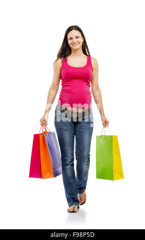 Studio Ritratto di giovane e bella donna incinta con le borse della spesa, isolato su sfondo bianco Foto Stock