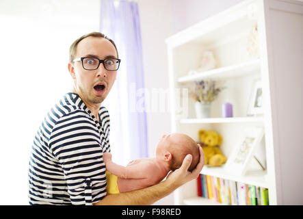 Daddy disperata holding figlia neonato a casa Foto Stock