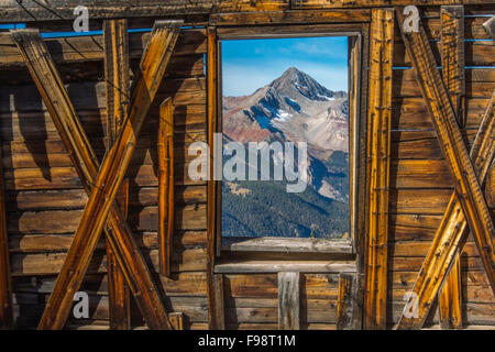 Rocky Mountain vista attraverso il finestrino di cabina Foto Stock