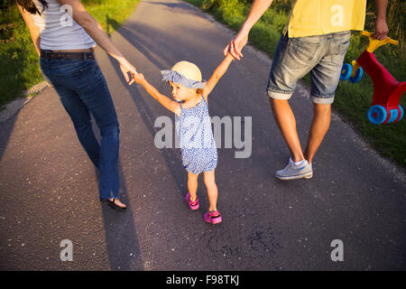 Felice famiglia incinta avendo divertimento durante il cammino Foto Stock