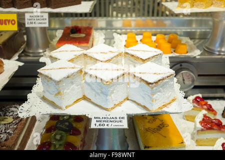 Milhojas de Merengue in vendita presso la Mallorquina Pasticceria Madrid Foto Stock