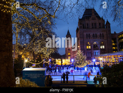 LONDON, Regno Unito - 14 dicembre 2015: Il Natale tempo di pattinaggio su ghiaccio presso il Museo di Storia Naturale di Londra, il 14 dicembre 2015. Foto Stock