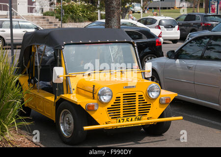 Mini giallo fuma automobile parcheggiata in North Sydney, Australia Foto Stock