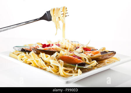 Pasta con le cozze sul piatto bianco - cibo italiano Foto Stock