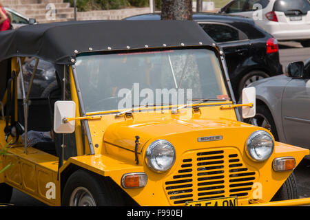 Mini giallo fuma automobile parcheggiata in North Sydney, Australia Foto Stock