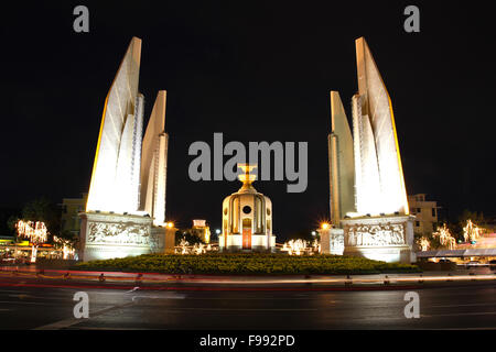 La democrazia monumento di notte, Bangkok, Thailandia. La democrazia monumento di notte, Bangkok, Thailandia.