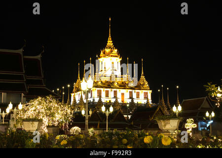 Loha Prasat Palazzo di metallo in Wat ratchanadda di notte, Bangkok, Thailandia Foto Stock