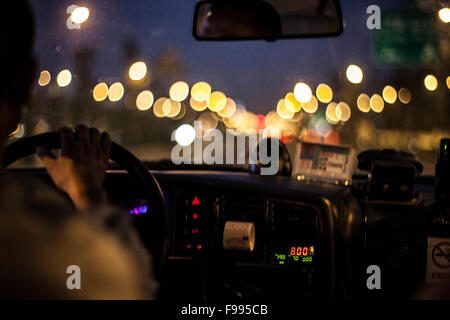 Interno di un taxi di notte Foto Stock