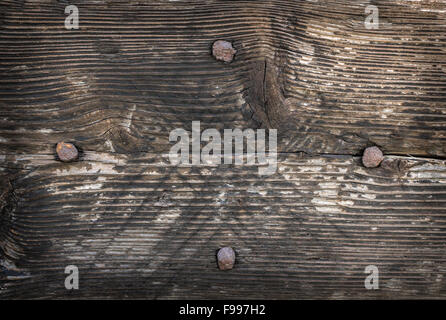 Il legno vecchio pannello con graffi profondi e chiodi arrugginiti Foto Stock