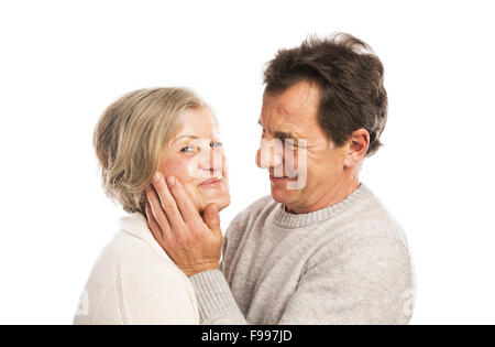 Ritratto in studio di felice coppia senior nell'amore. Isolato su sfondo bianco. Foto Stock