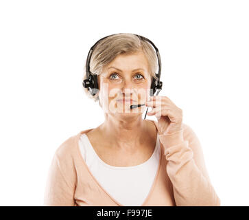 Felice senior donna che indossa la cuffia isolati su sfondo bianco Foto Stock