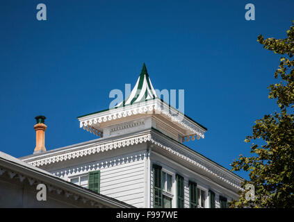 Old Victorian casa tetto & cielo, architettura tetto su una casa nella contea di Cape May, New Jersey, East Coast, Stati Uniti d'America, dispari forme casa POV Foto Stock