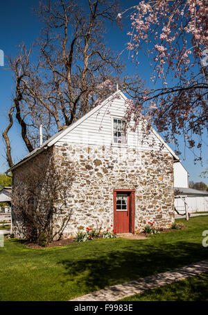 Vintage piccolo cottage in pietra e fiori primaverili su un casale tedesco Amish, Lancaster County, Pennsylvania, USA, America, pt, cucina americana Foto Stock